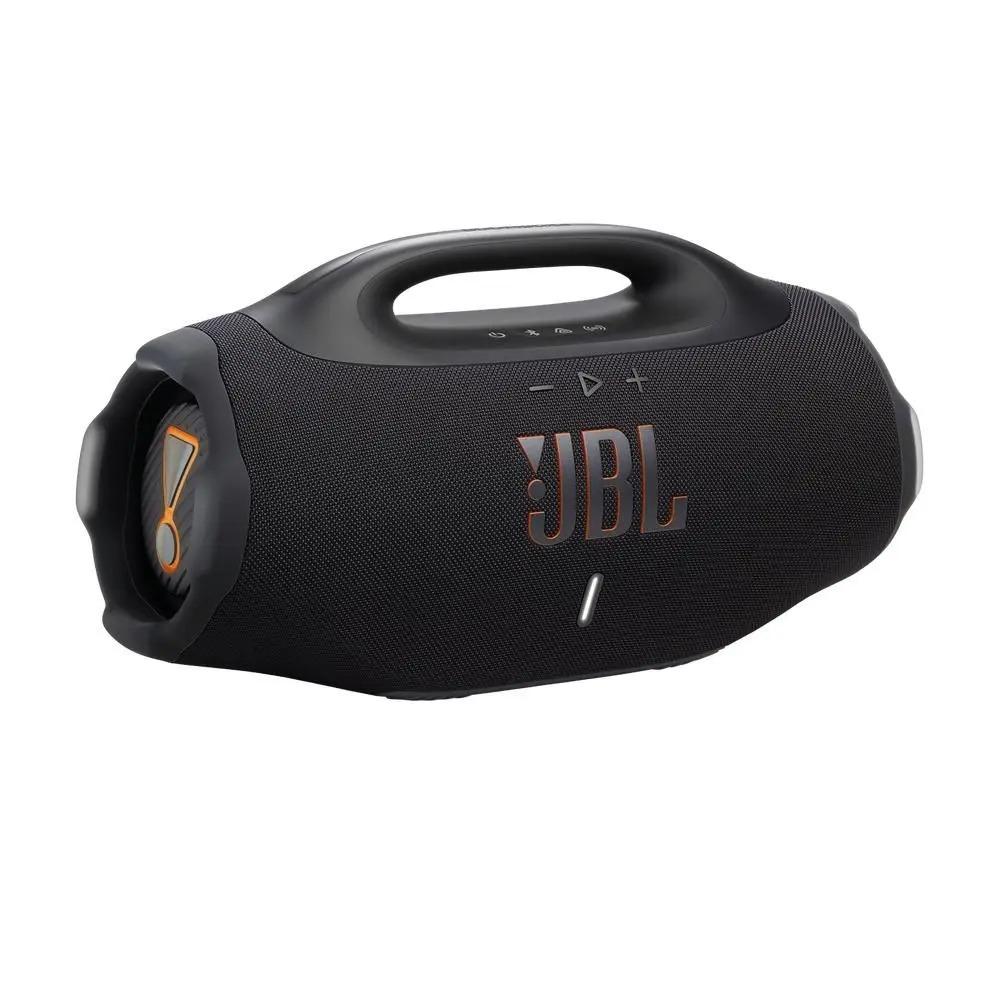 Caixa de som JBL Boombox 4 preta em vista diagonal com alça e radiador lateral