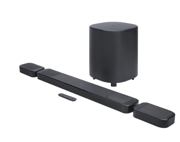 Soundbar JBL Bar 1000MK2 preta com subwoofer sem fio e as duas caixas destacáveis, em vista frontal angulada