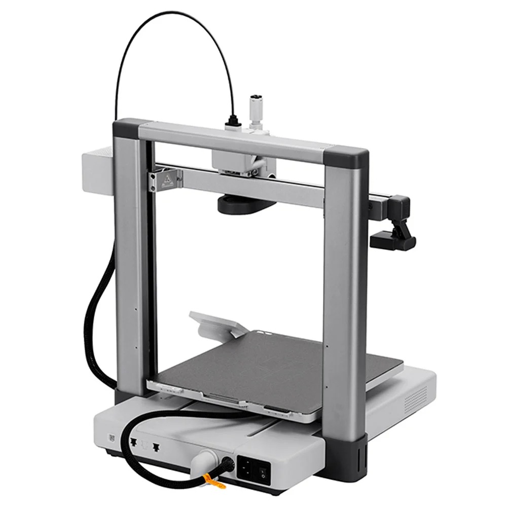 Impressora 3D Bambu Lab A1 vista de frente com cabeçote de extrusão e mesa aquecida
