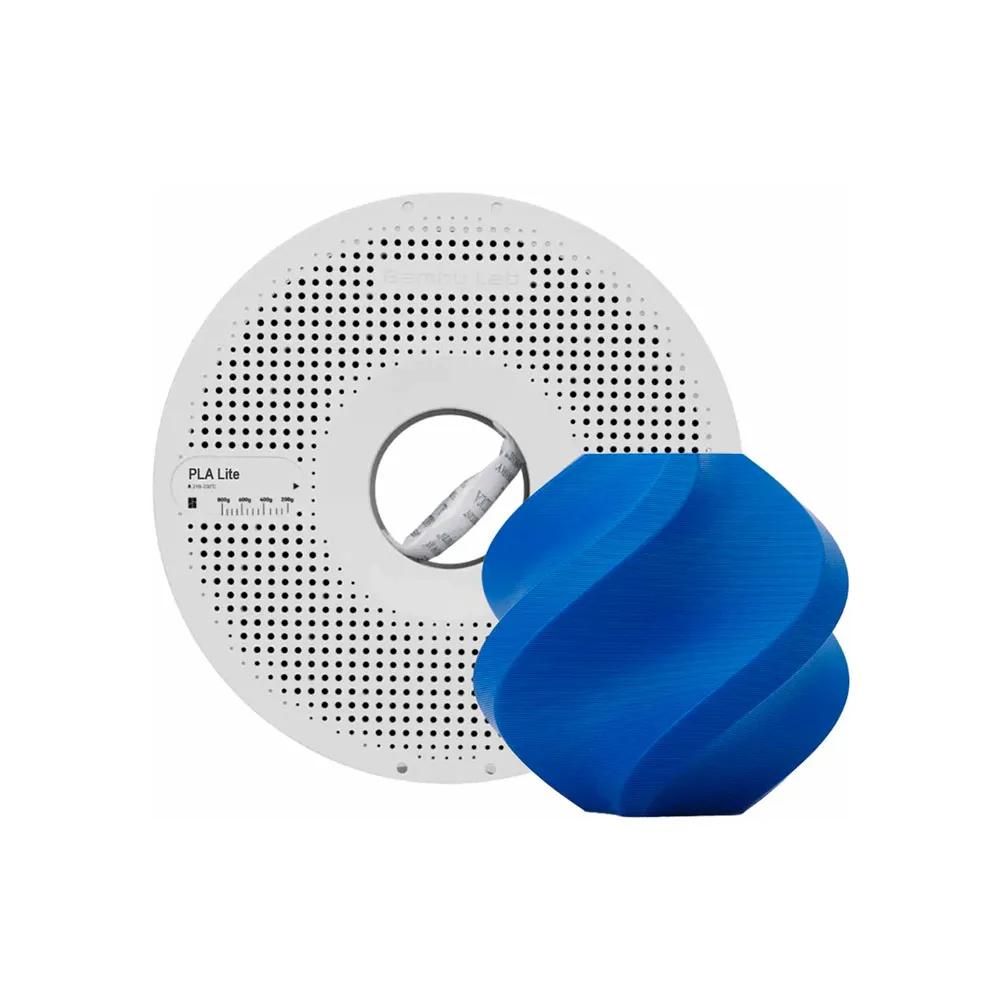 Carretel de filamento PLA Lite Bambu Lab azul para impressora 3D, ao lado de uma peça geométrica impressa