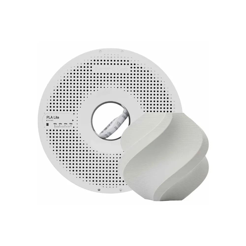 Carretel de filamento PLA Lite Bambu Lab cinza 1,75mm ao lado de peça 3D impressa