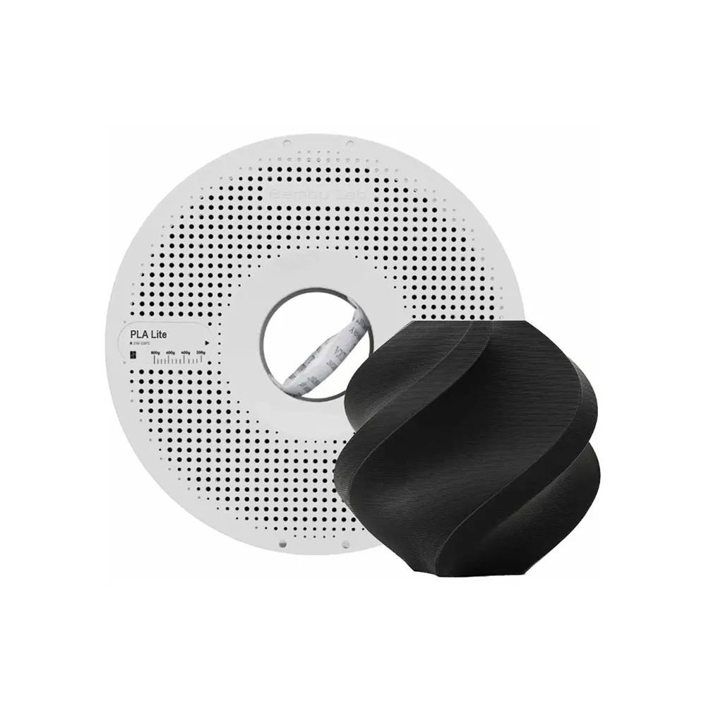 Carretel de filamento PLA Lite Bambu Lab preto 1,75mm ao lado de peça 3D impressa