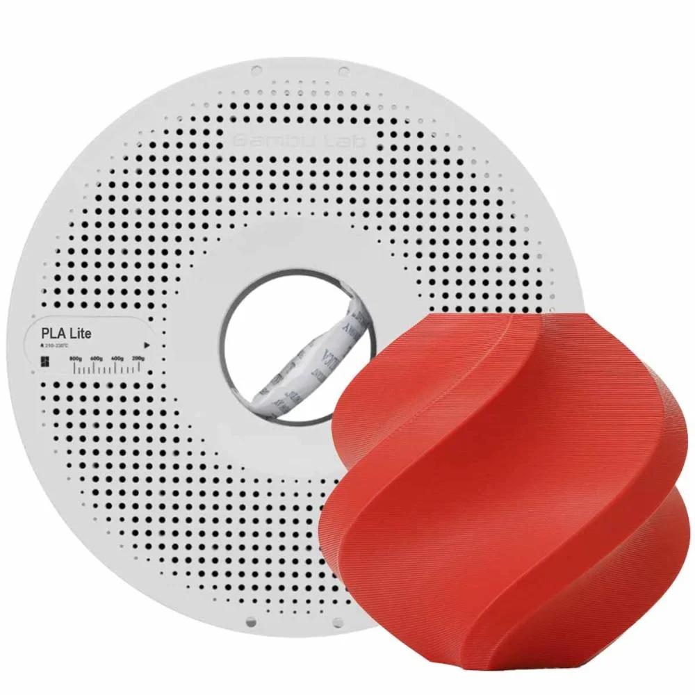 Carretel de filamento PLA Lite Bambu Lab vermelho para impressora 3D, ao lado de uma peça geométrica impressa