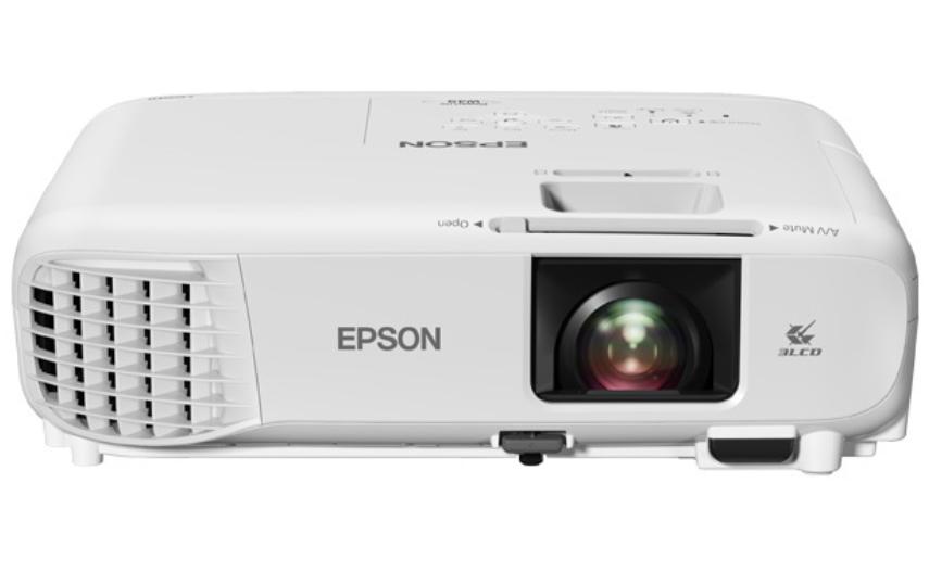 Projetor Epson PowerLite W49 branco em vista frontal angulada, com lente frontal e grade de ventilação