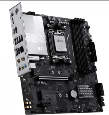 Placa-mãe MSI Pro B840M-P WiFi6E em vista angulada, com o espelho traseiro de conexões integrado