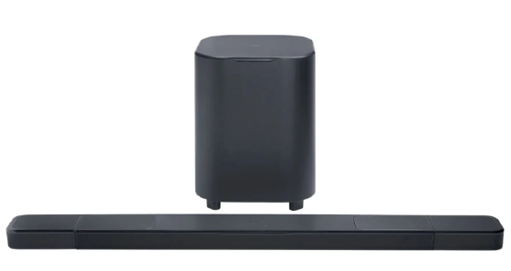 Soundbar JBL Bar 1300MK2 preta em vista frontal, com o subwoofer sem fio de 12 polegadas ao fundo