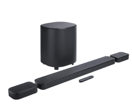 Soundbar JBL Bar 800MK2 preta em vista angulada, com as caixas destacáveis e o subwoofer sem fio ao fundo