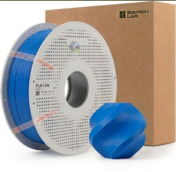 Embalagem de papelão do filamento PLA Lite Bambu Lab azul, com o carretel e a peça impressa ao lado da caixa