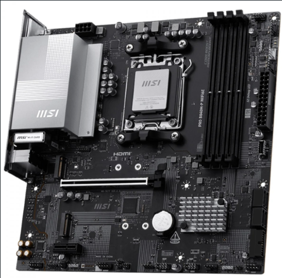 Placa-mãe MSI Pro B840M-P WiFi6E em ângulo, mostrando os slots de expansão e o soquete AM5